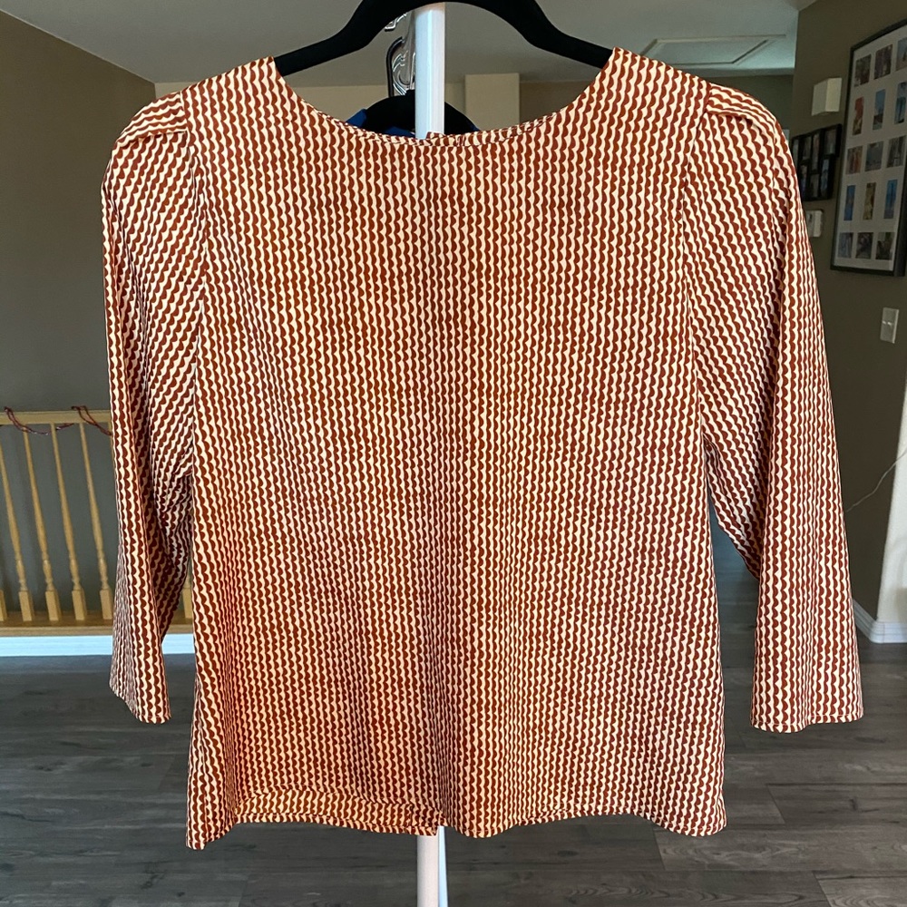 Cute blouse with reverse buttoning